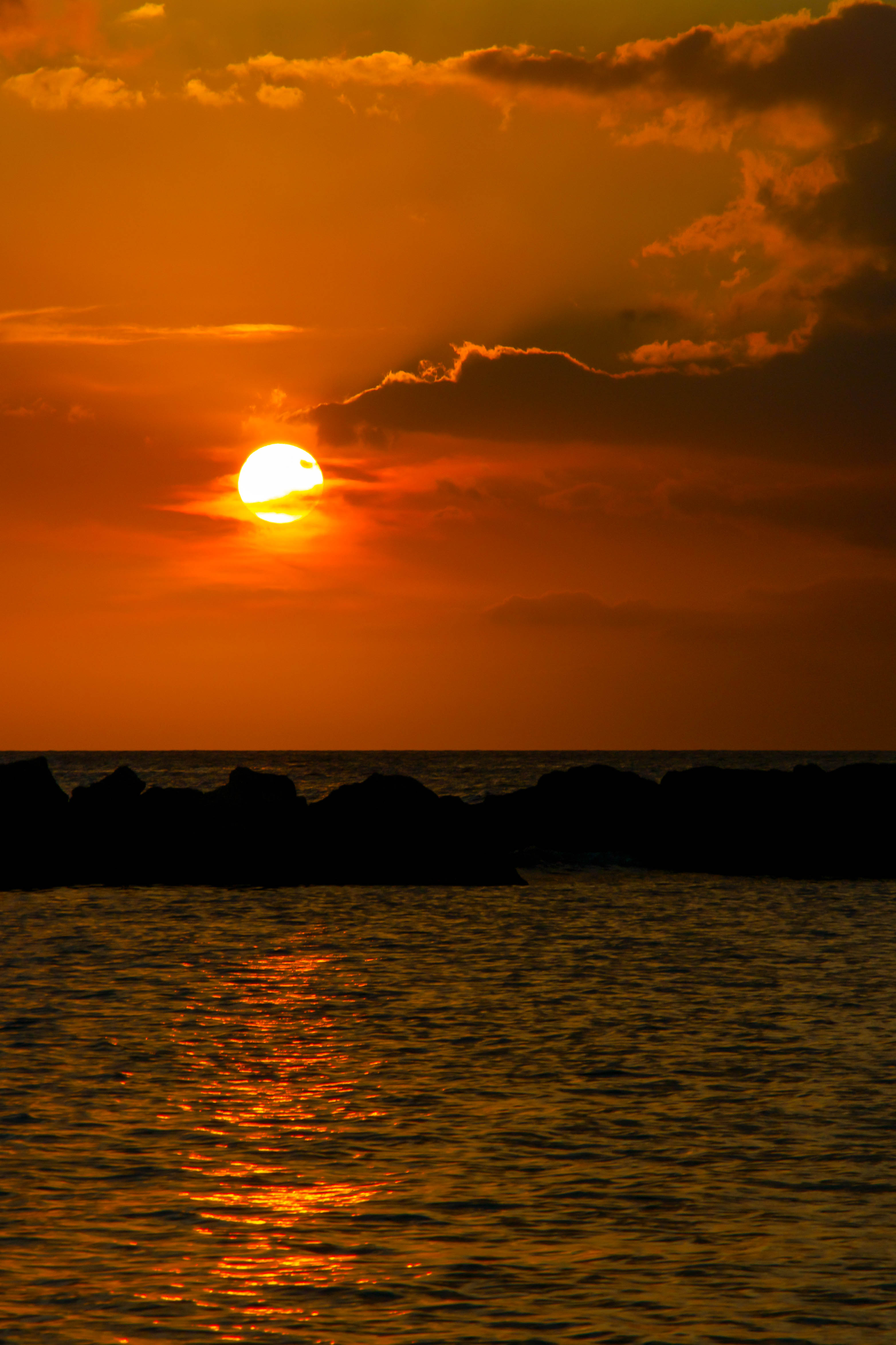 หาดมัมโบ (Mambo Beach) และสถานบันเทิงยามค่ำคืน: อย่าใช้ภาพปาร์ตี้ทั่วไป ภาพเส้นทาง