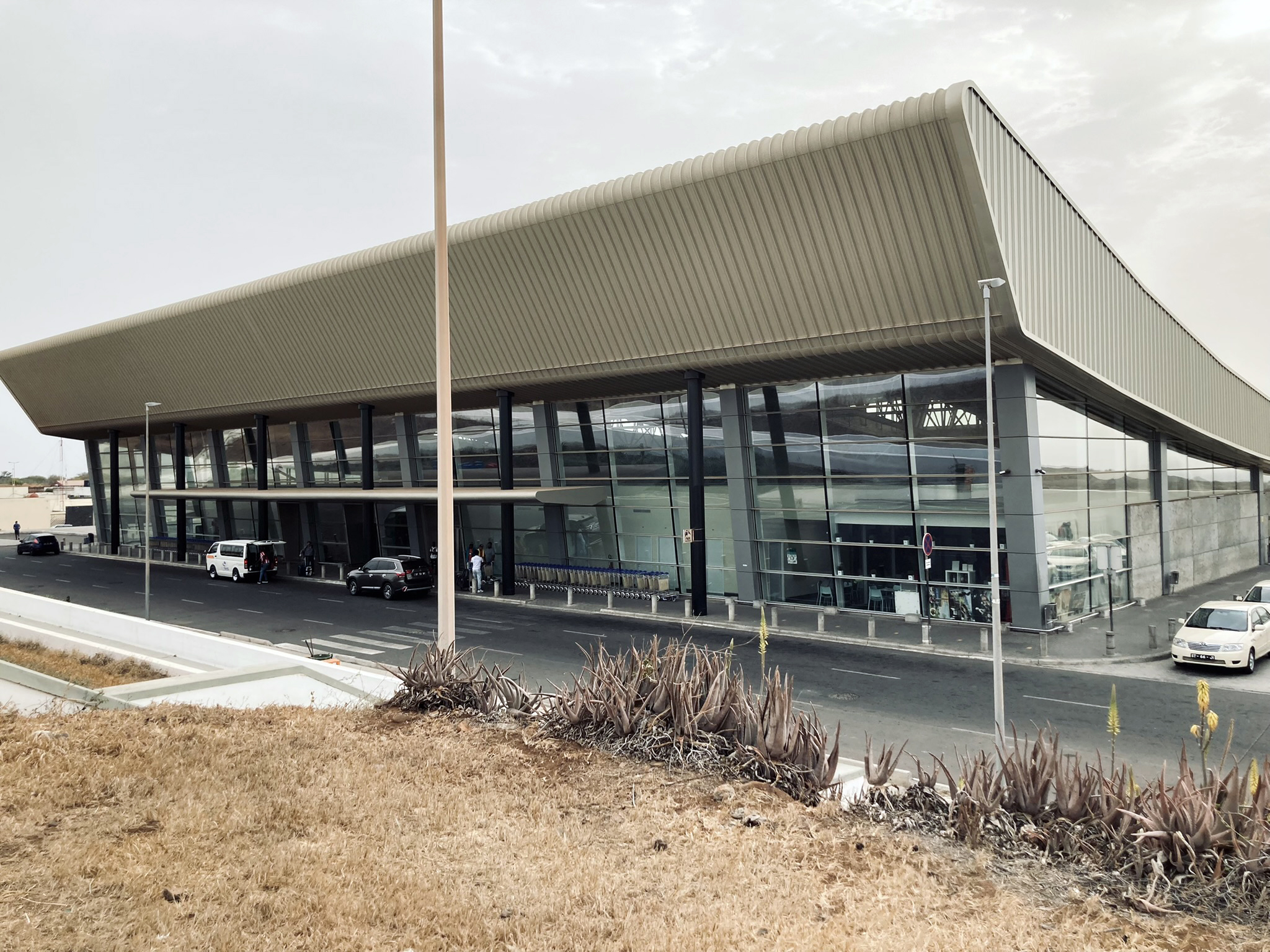 Międzynarodowy Port Lotniczy Nelsona Mandeli (Nelson Mandela International Airport) wygląd zewnętrzny