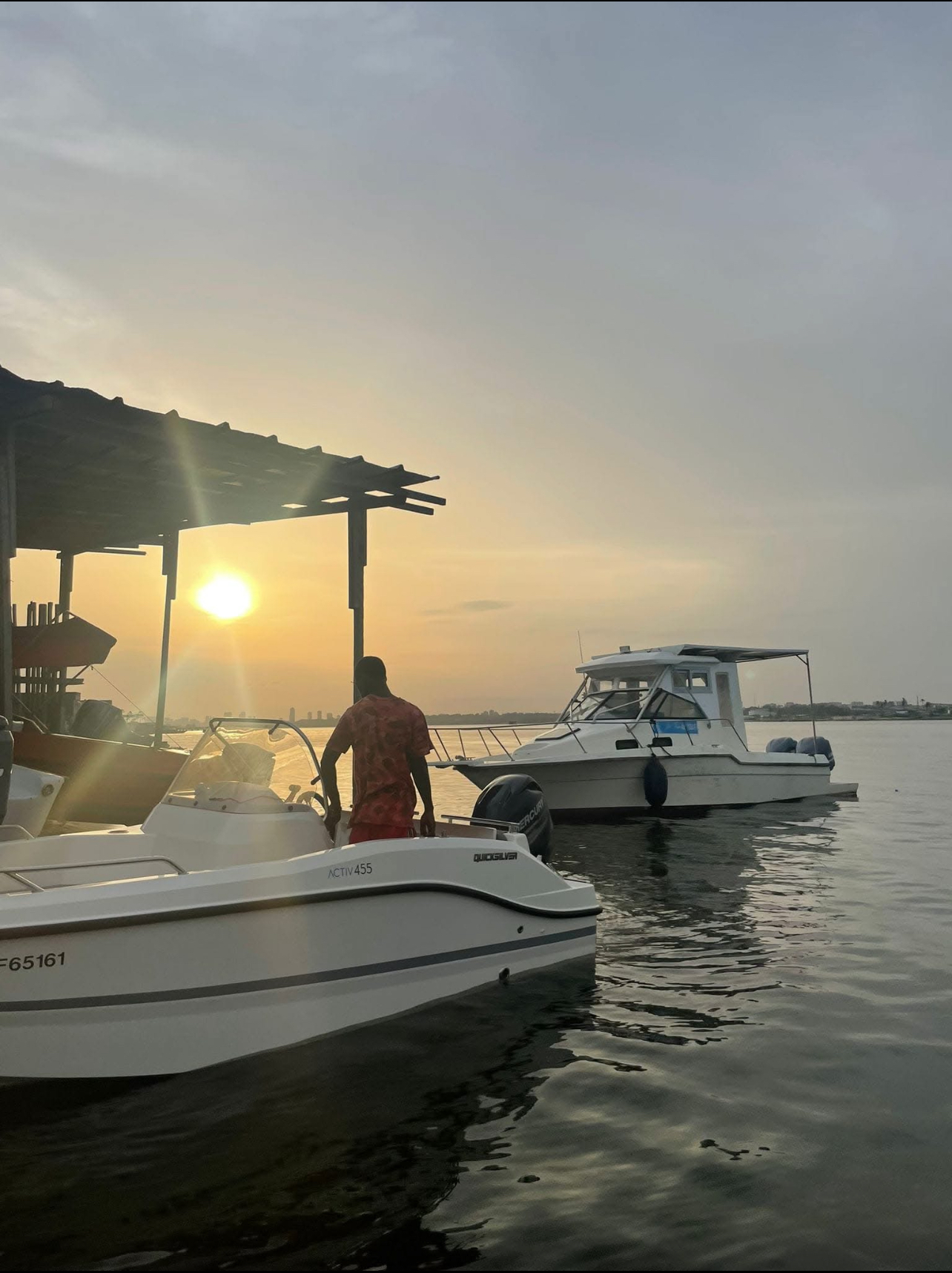 亚穆苏克罗(Yamoussoukro);经济中心阿比让(Abidjan) Rees Vue
