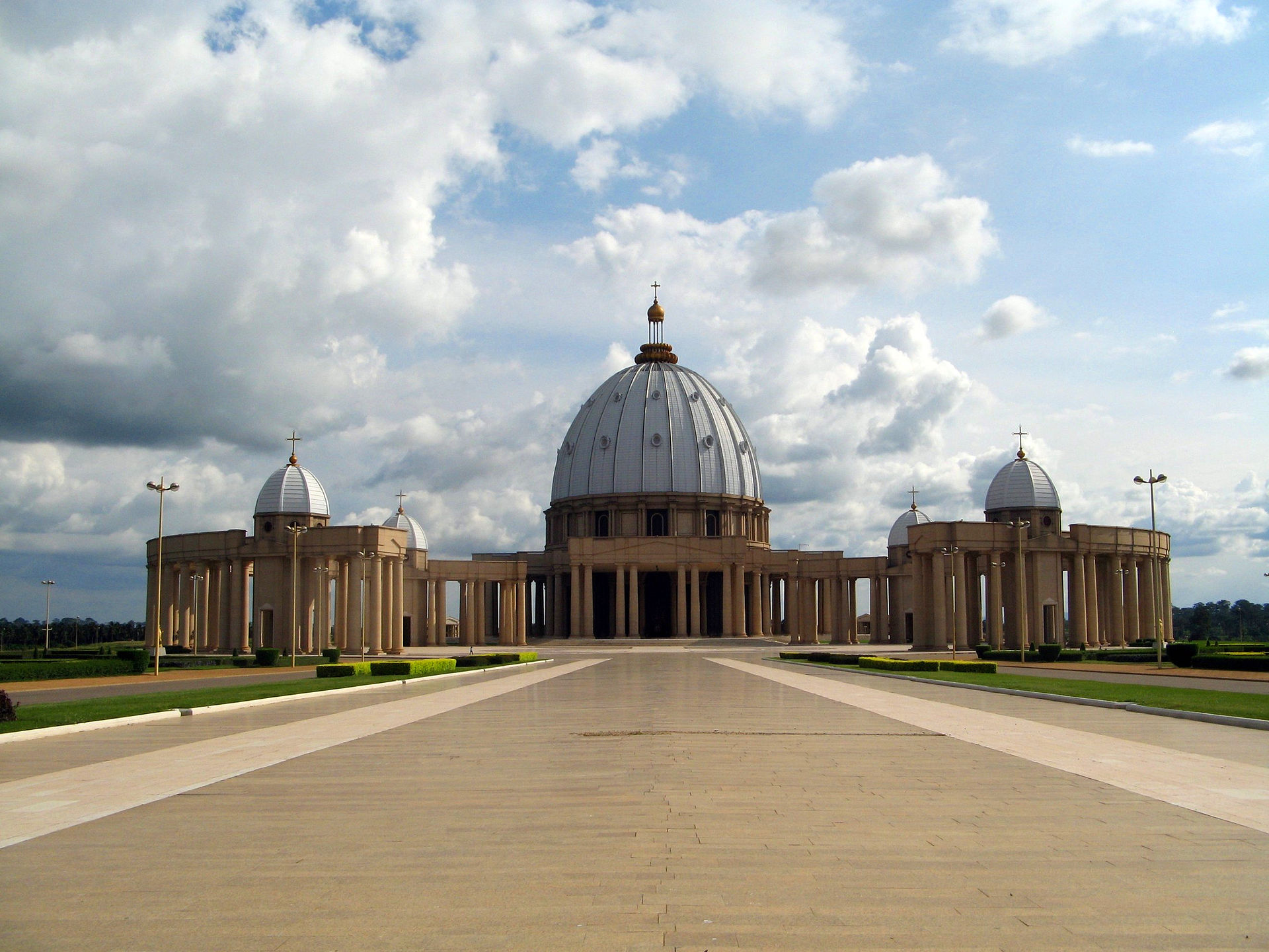 यामूसूक्रो (Yamoussoukro); आर्थिक केंद्र अबिदजान (Abidjan) आगमन दृश्य