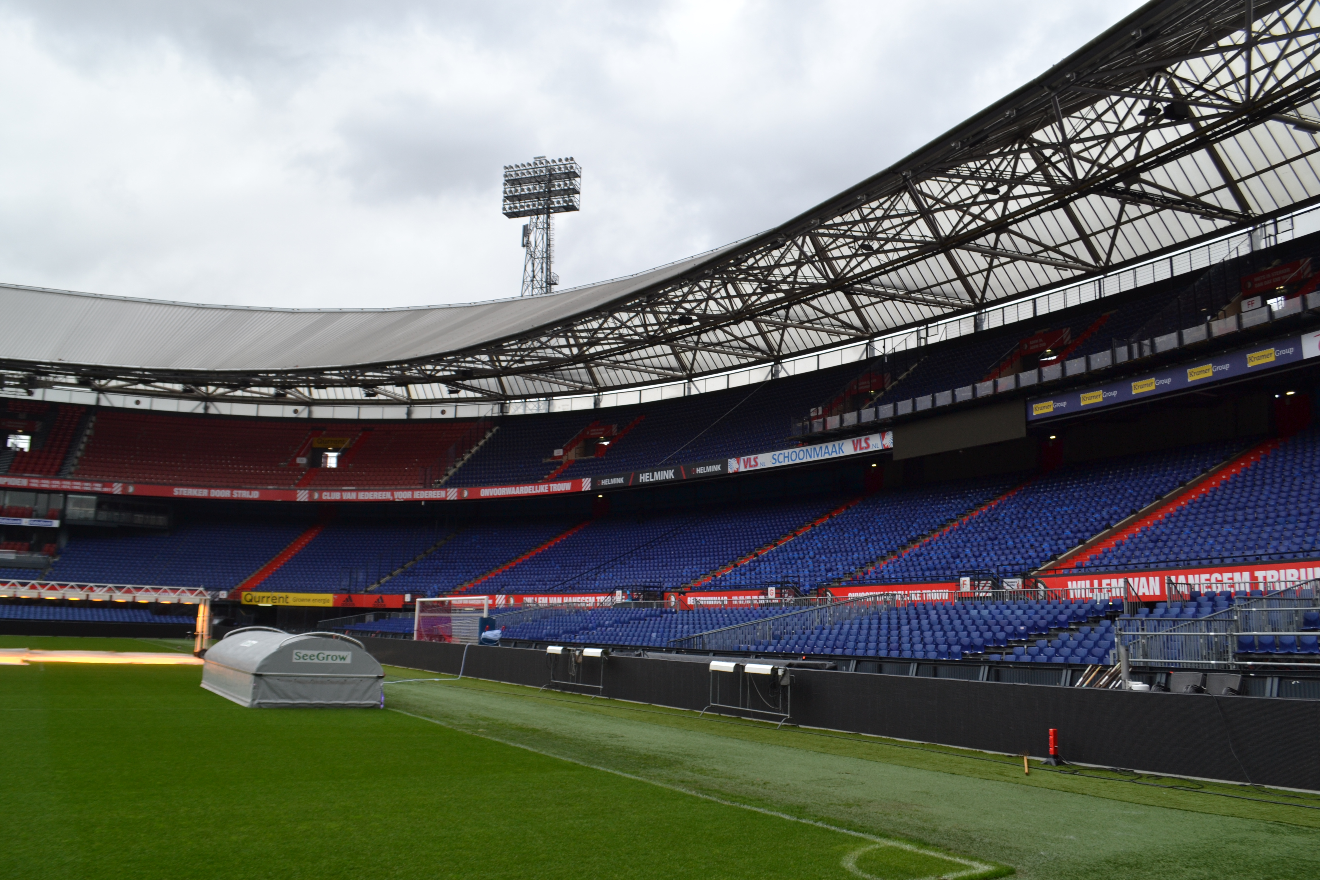 Rotterdam:现代建筑、港口和 De Kuip Route Bild